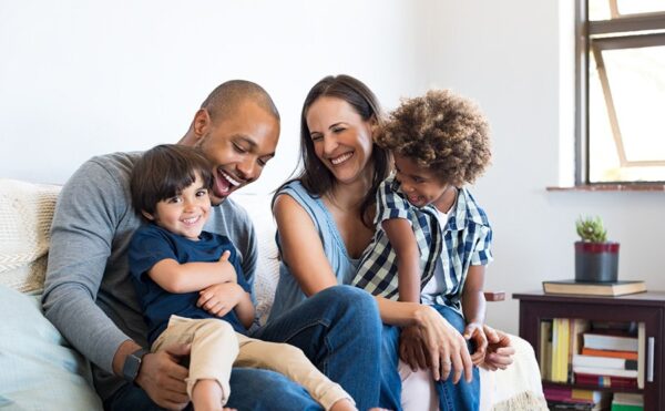 Maisons France Confort Famille heureuse dans une maison individuelle