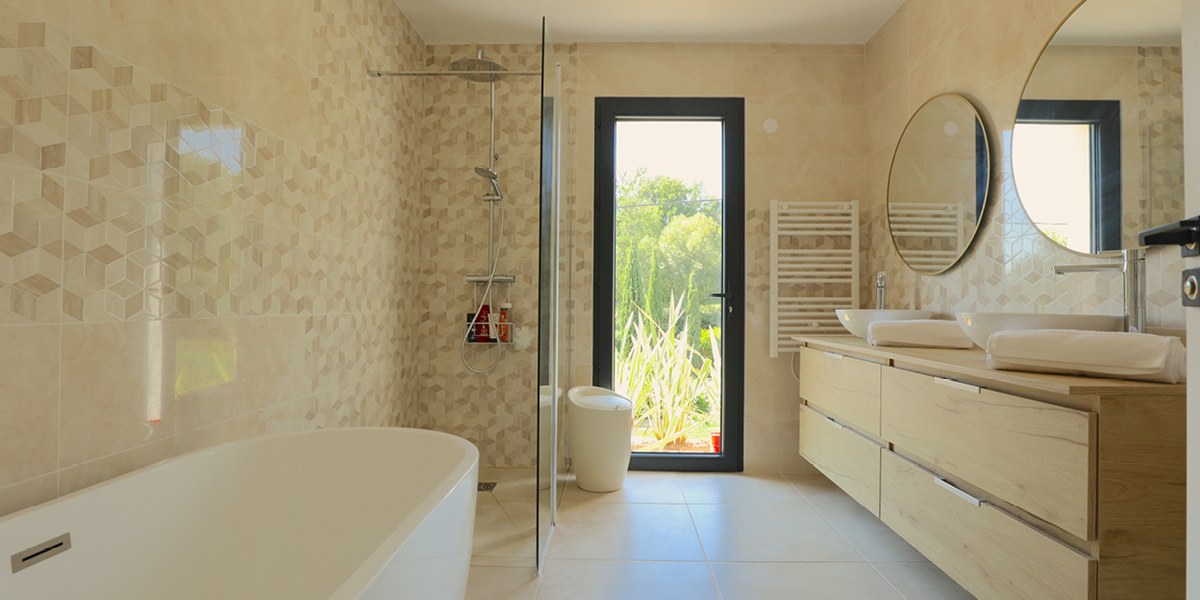 Salle de bains Plain-pied personnalisée de 122 m² à Salernes (83)