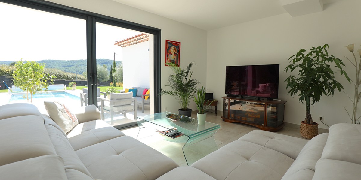 Salon TV Plain-pied personnalisée de 122 m² à Salernes (83)