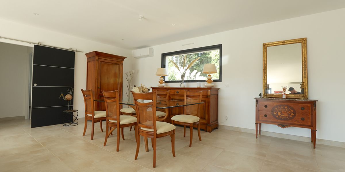 Salle à manger Plain-pied personnalisée de 122 m² à Salernes (83)