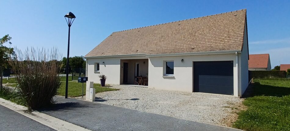 Une maison plain-pied 3 chambres avec garage à Saint-Rémy-du-Val (72)  - Vue rue plain-pied-3-chambres-garage