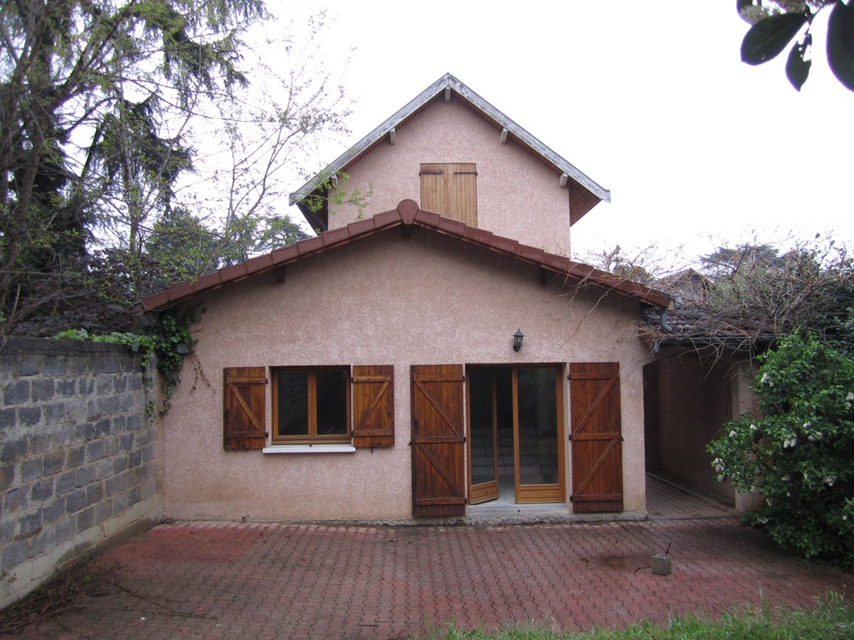 Rénovation globale et extension par Maisons France Confort d'une maison à Écully 69130.