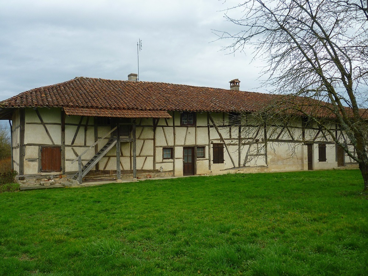 Rénovation par Maisons France Confort d'une ferme Bressane à Jayat (01) dans le département de l'Ain.