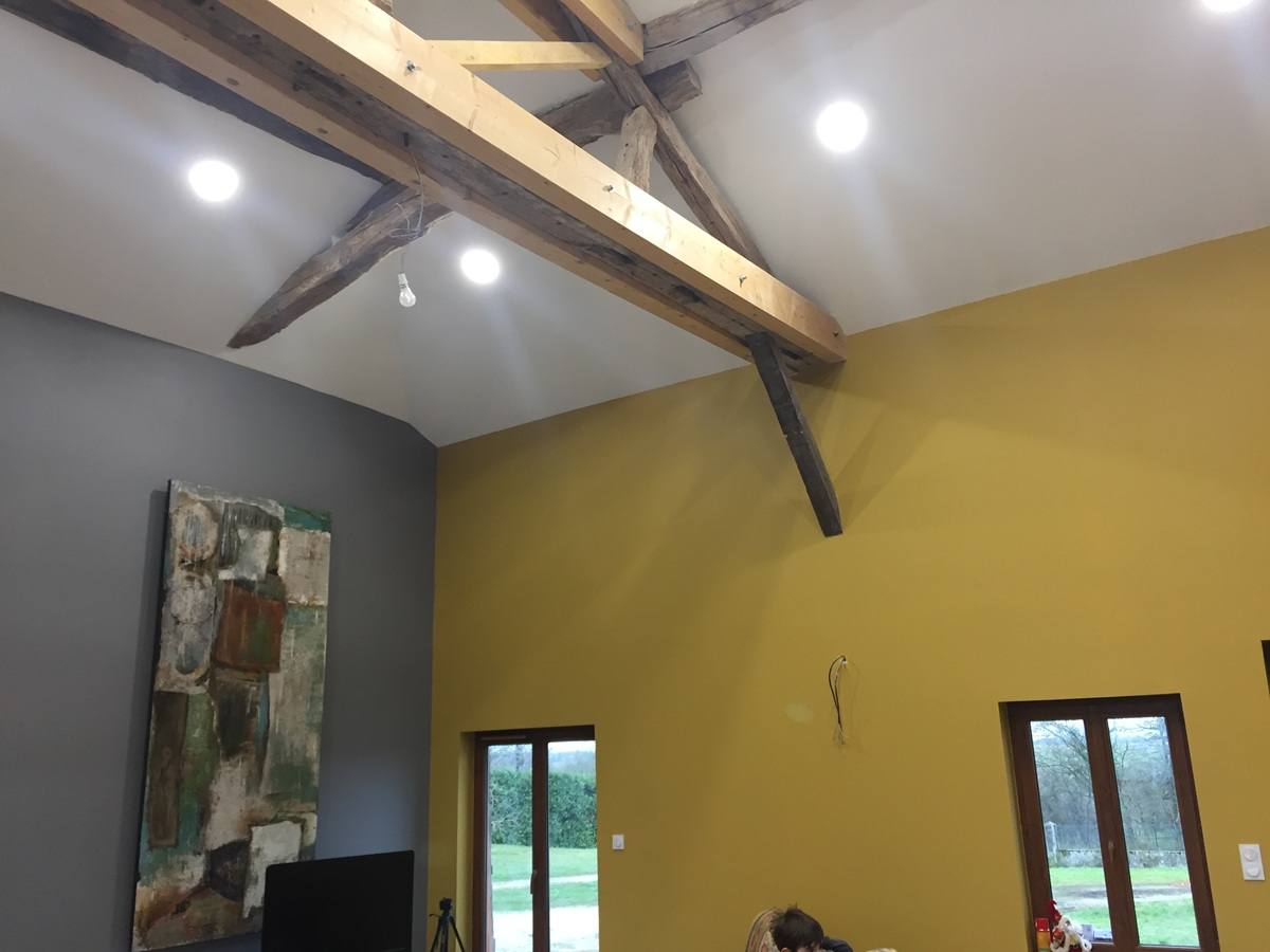 Rénovation par Maisons France Confort d'une ferme Bressane à Jayat (01) dans le département de l'Ain.