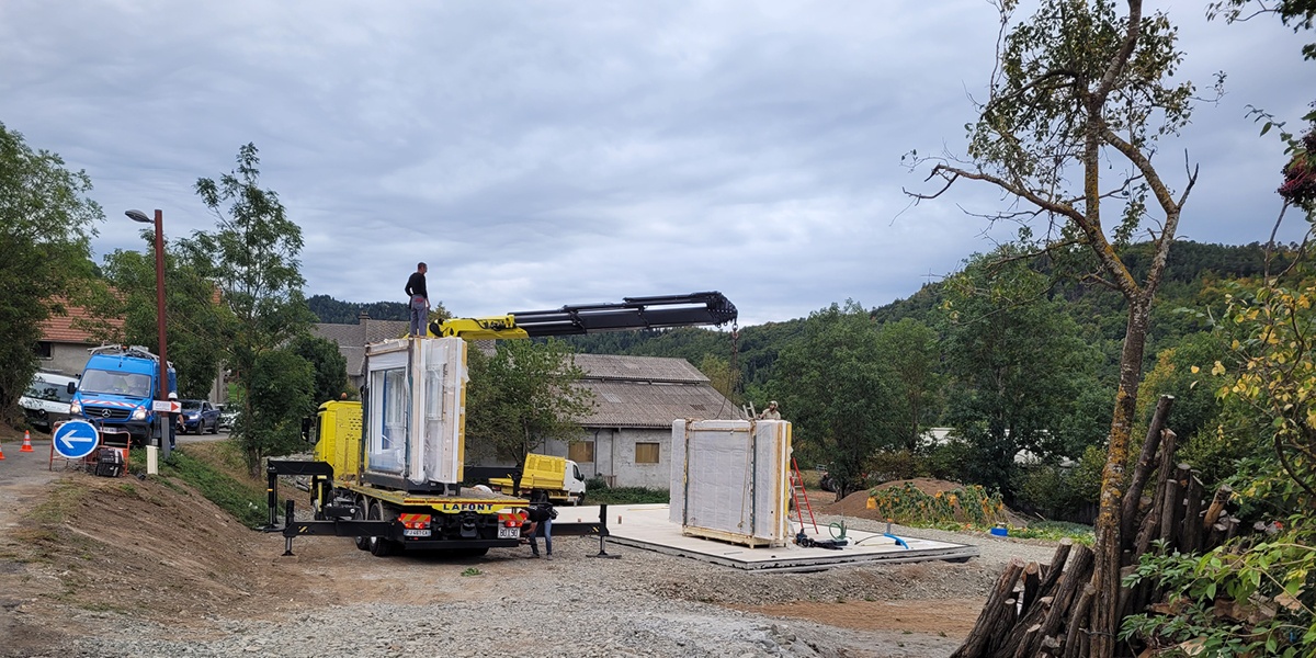 premiere pose des murs maison bois - Maisons France Confort