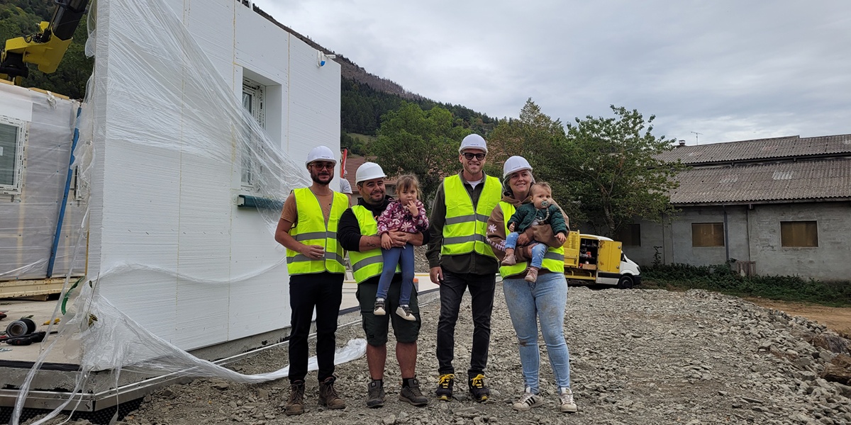 premiere pose des murs maison bois - Maisons France Confort