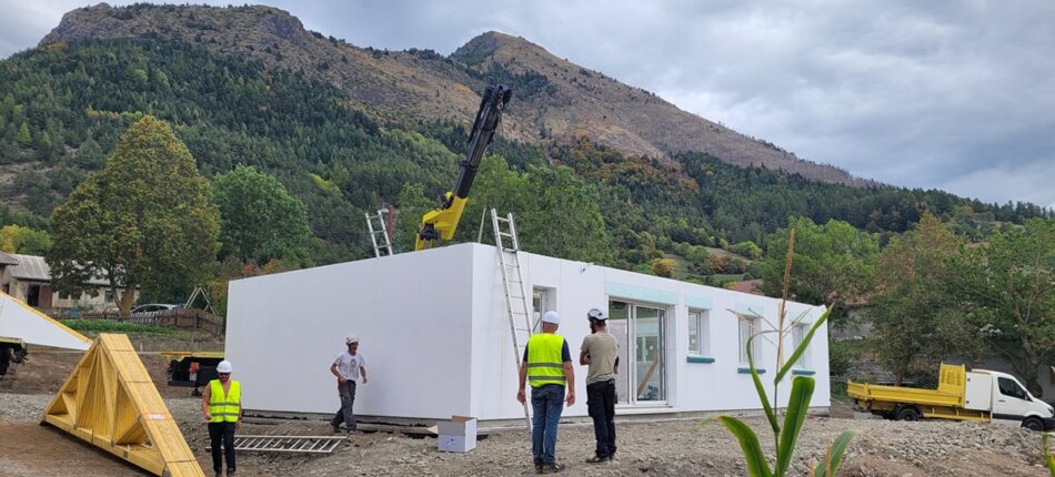 Première pose des murs d’une maison à ossature bois – La Motte-en-Champsaur (05) !  - premiere pose des murs maison bois - Maisons France Confort