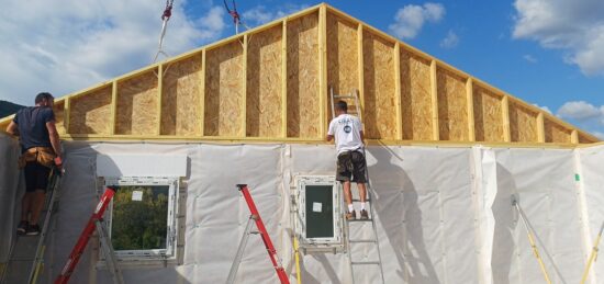 Une maison en bois voit le jour à Saint-Étienne-le-Laus (05) !